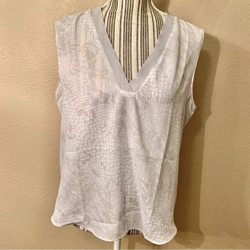 NWT Worthington Tank Top Petite Large Grey White Animal V-Neck Snakeskin